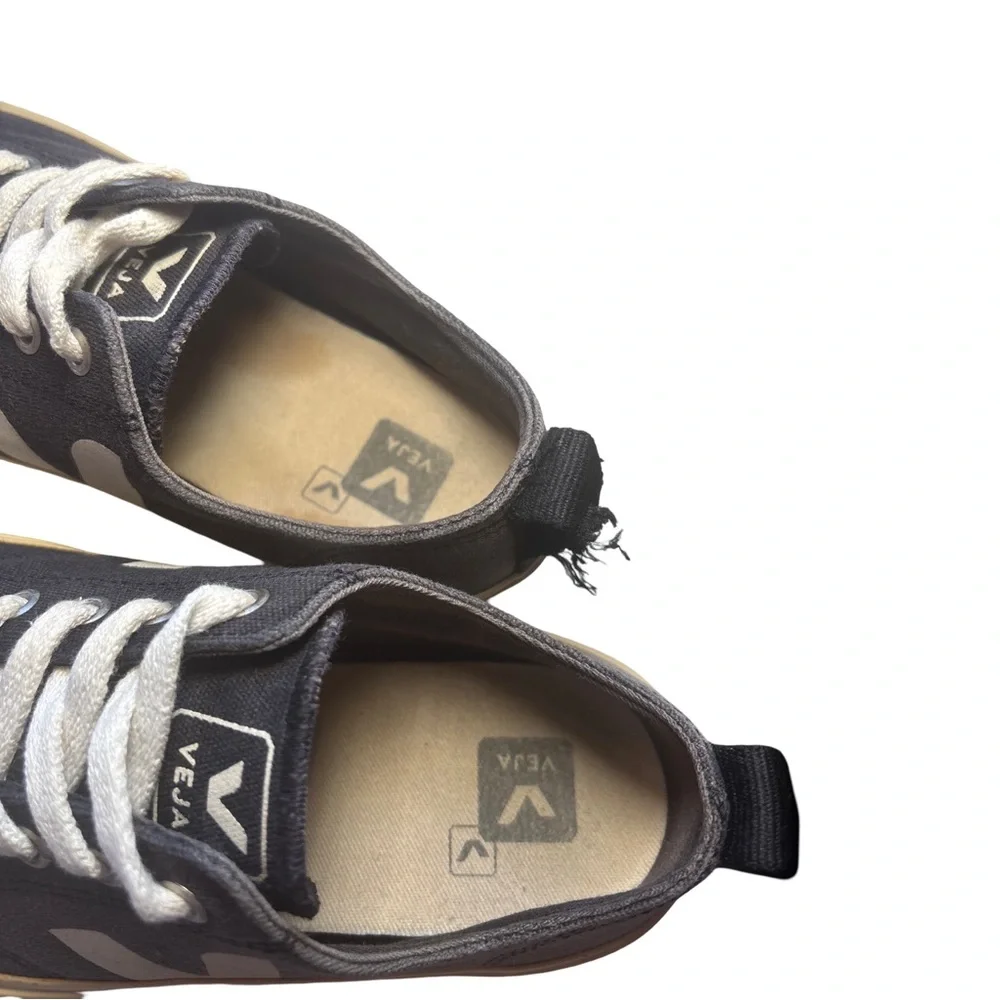 Veja Black and Cream Women's low top Sneakers Nova T4 Size 6